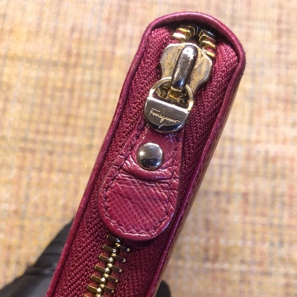 SALVATORE FERRAGAMO Gancini Fuchsia Leather Full Zip Continental Wallet WITH BOX - Picture 8 of 17